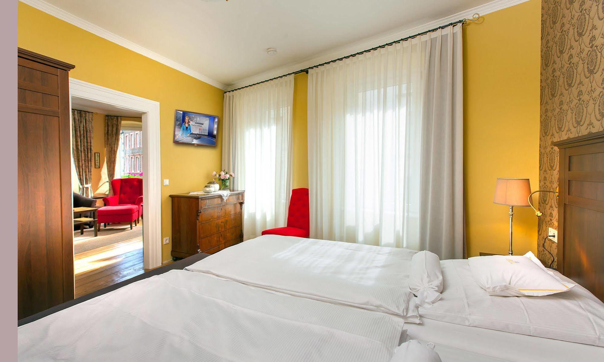 Boutique-Hotel Moseltor Трабен-Трарбах Экстерьер фото